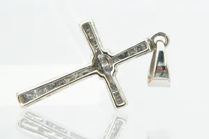 Fijn Wit-gouden 14 karaats Kruis/Crucifix hanger - met diamant - 0.20ct kopen? Bied vanaf 130!