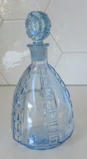 Niet of onleesbaar gesigneerd - Blauw persglazen art deco likeurkarafje en drie glaasjes kopen? Bied vanaf 1!