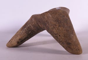 Samburu - Zeldzame driepotige stoel van hout kopen? Bied vanaf 20!