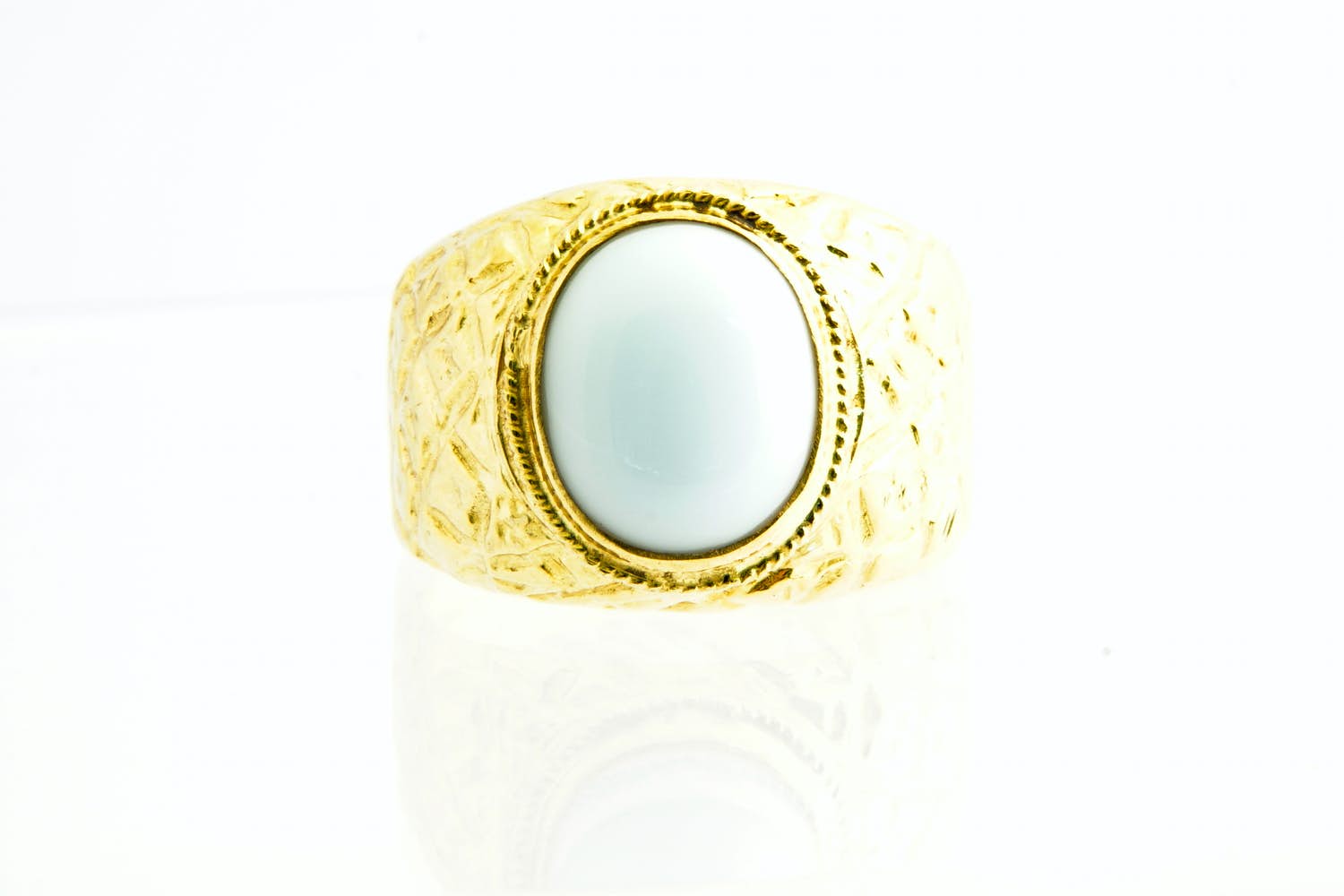 112- Grote Surinaamse mooi bewerkte 18 krt geel gouden kleursteen (wit) ring kopen? Bied vanaf 370!