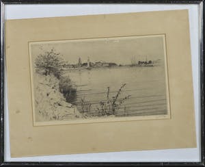 Johannes Henrichs - Ets, Gezicht op meer met boten en stad in de verte - Ingelijst kopen? Bied vanaf 1!