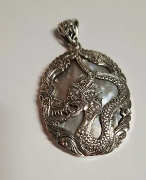 AcheterNieuwe grote zeldzame zilveren hanger met parelmoer, en  zilveren Chinese draak? Enchérissez de 100!