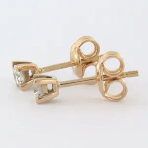 18k rosé gouden solitair oorknoppen met briljant geslepen diamant tot. 0.12ct kopen? Bied vanaf 220!