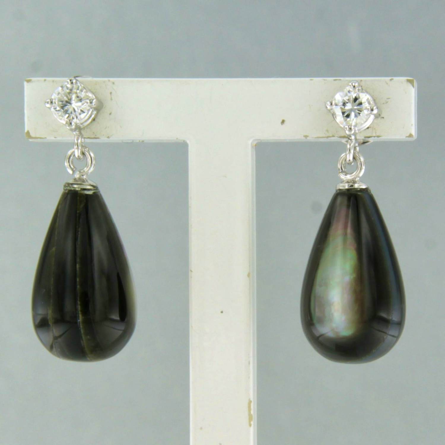 18k witgouden oorhangers met parelmoer en briljant geslepen diamant tot. 0.20ct verkocht voor € 310!