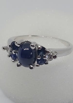 18 karaat witgouden ring met saffieren 3.0 ct en diamanten 0.10 ct kopen? Bied vanaf 450!