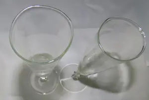 Jos Böhm - Antieke mondgeblazen fluitglazen met blauwe noppen, 2x, door Jos Böhm kopen? Bied vanaf 100!