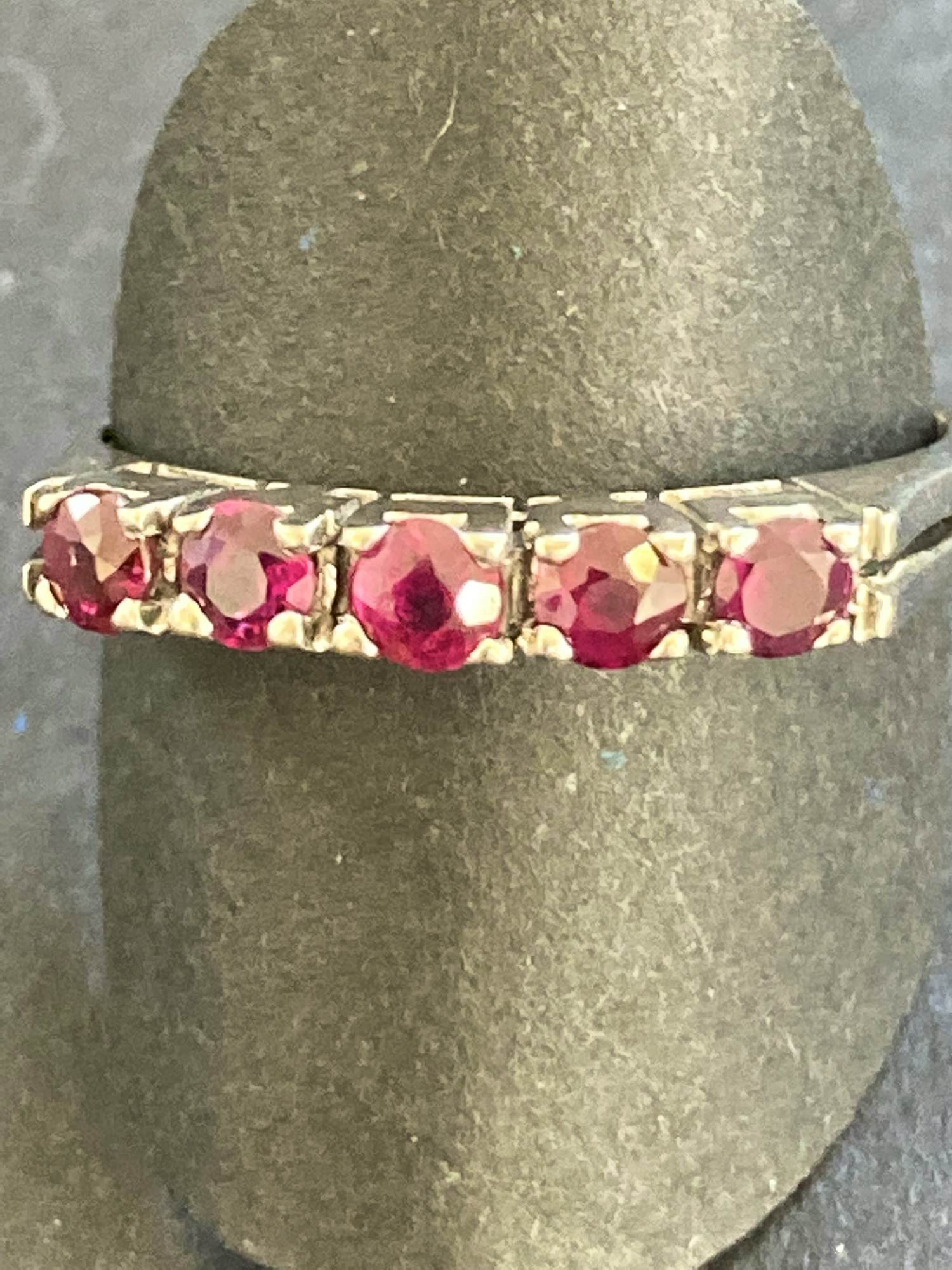 14 karaats witgouden memoire ring bezet met vijf robijnen kopen? Bied vanaf 85!