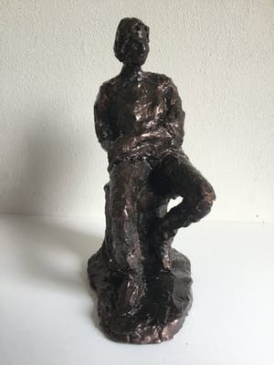 Niet of onleesbaar gesigneerd - Zittend figuur kopen? Bied vanaf 1!