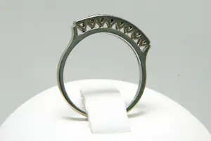 13- Klassieke 14 Krt wit-gouden rij- ring met 8 briljanten (0.30ct) diamanten kopen? Bied vanaf 140!