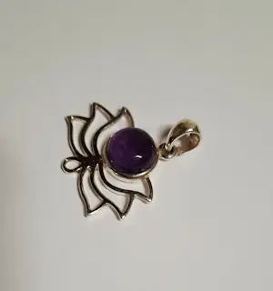 Lotus hanger gemaakt van 925 sterling zilver met een Amethist edelsteen. kopen? Bied vanaf 45!