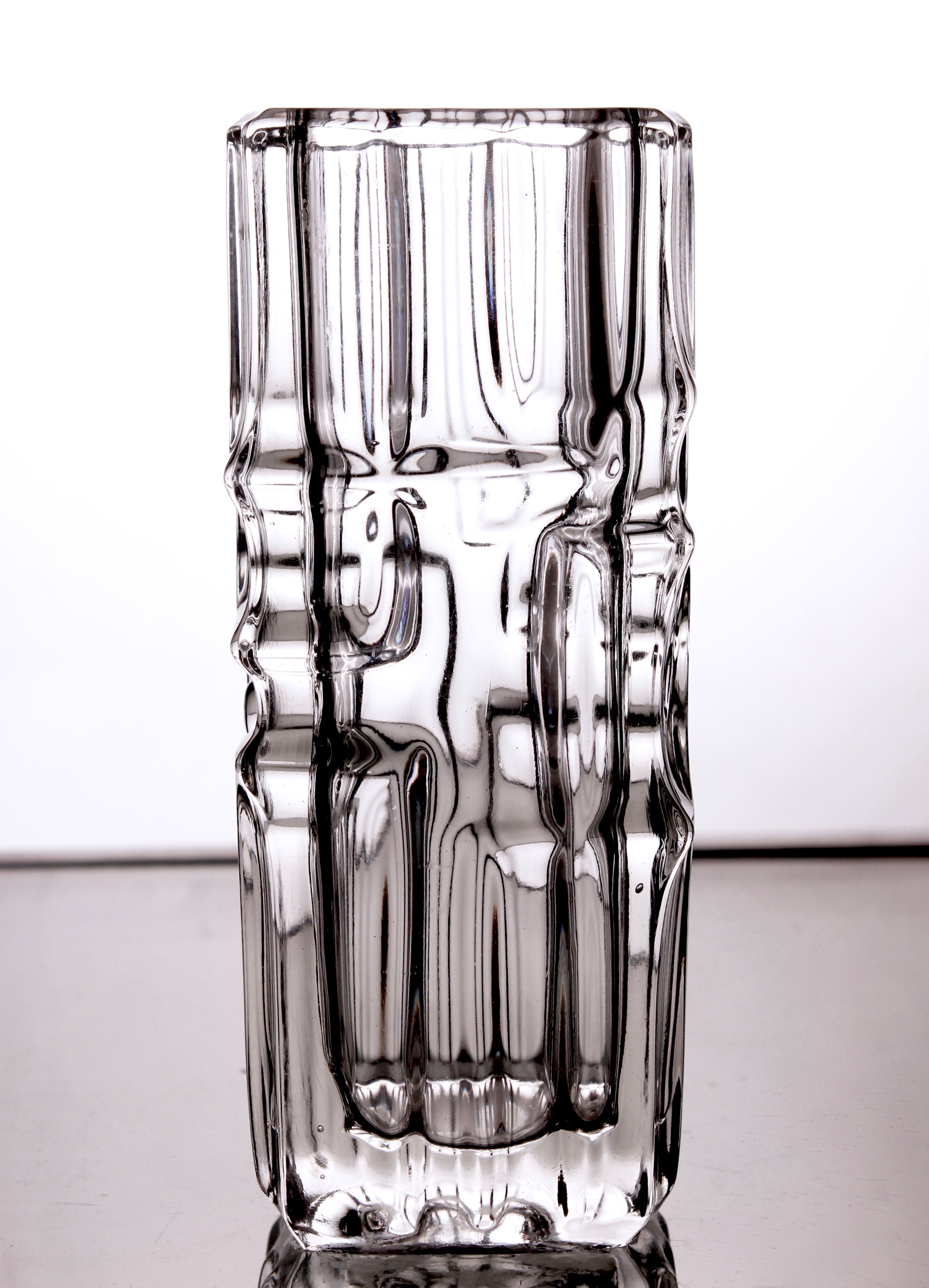 Sklo Union - Rosice - Vladislav Urban 'Abstracte' blanke vaas model 617/20 | tsjechoslowakije | 1968 verkocht voor € 19!