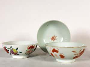 Lot van drie Chinees porseleinen kommetjes van rond 1900 verkocht voor € 1!