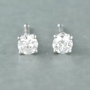 Acheter18k wit gouden solitair oorknoppen met briljant geslepen diamant tot. 0,26ct? Enchérissez de 340!