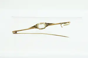 51- Vintage 14 Krt gouden jaren 50 Broche met lichtgroene cushion cut steen kopen? Bied vanaf 90!