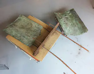 Kiny Copinga - Groot en zwaar bronzen reliëf-beeld in twee delen voor in de tuin, Familie kopen? Bied vanaf 1000!