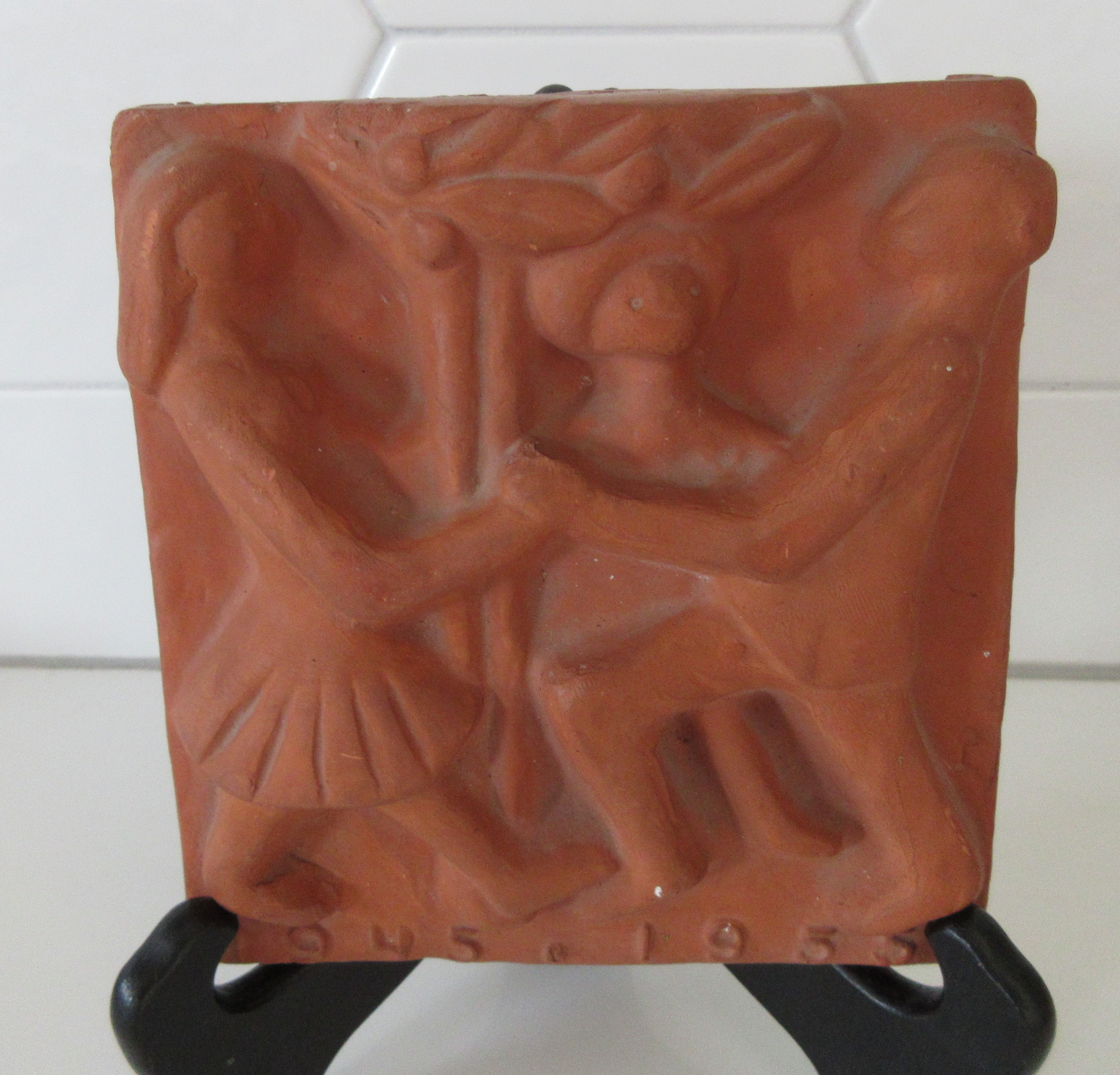Niet of onleesbaar gesigneerd - Terracotta wandtegel 10 jaar bevrijding 1945-1955 verkocht voor € 1!