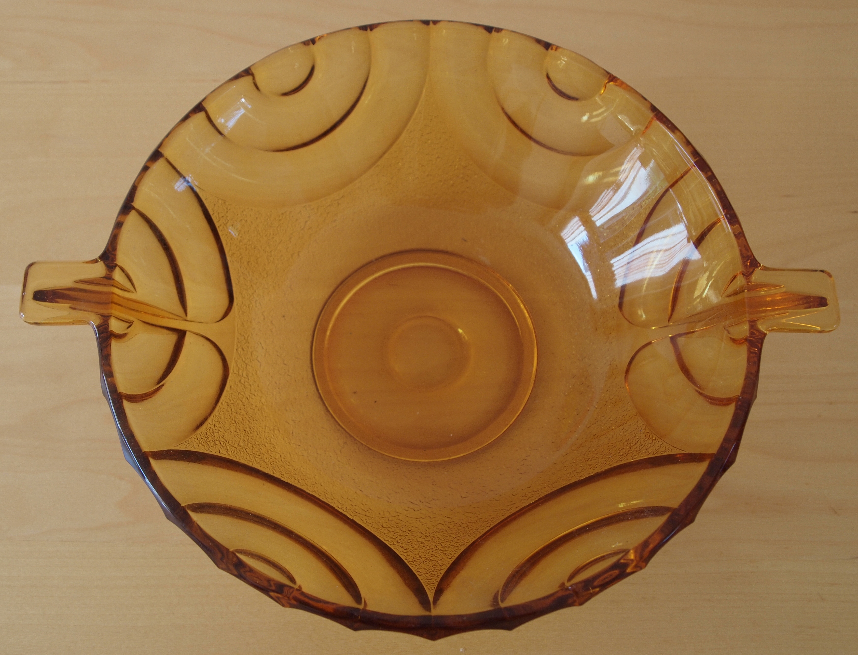 Niet of onleesbaar gesigneerd - Twee art deco lila en amber persglazen schalen kopen? Bied vanaf 1!
