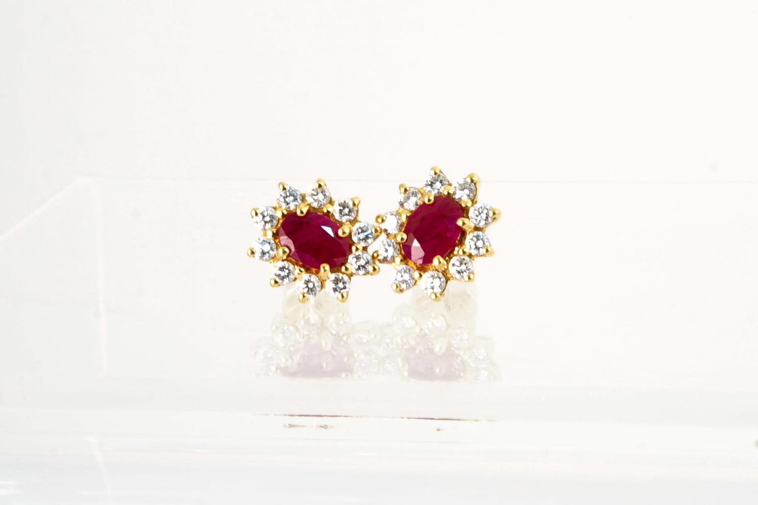 07 -  Paar exclusieve 20 Krt gouden en 1.10ct diamanten oorstekers - kopen? Bied vanaf 980!