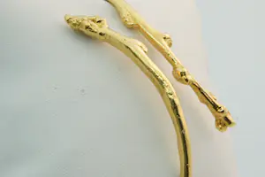 69 - Zware, markant vormgegeven en massief 18Krt gouden "boomtak" armband kopen? Bied vanaf 1860!