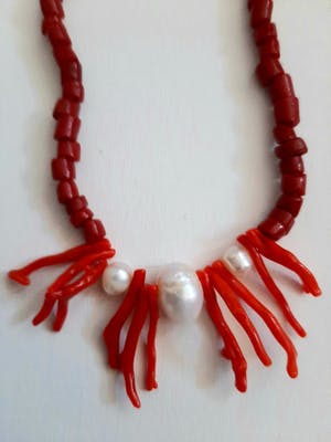 Niet of onleesbaar gesigneerd - Collier echt Bloedkoraal en echt Parels kopen? Bied vanaf 1!