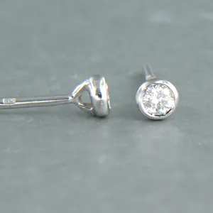 14k wit gouden solitair oorknoppen met briljant geslepen diamant tot. 0,20ct kopen? Bied vanaf 240!