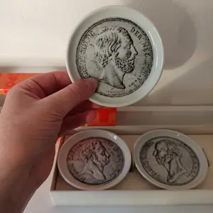 N.V. Porselein- en Tegelfabriek Mosa - Onderzetters, keramiek, van Willem 1, 2 en 3. Nieuwstaat kopen? Bied vanaf 1!