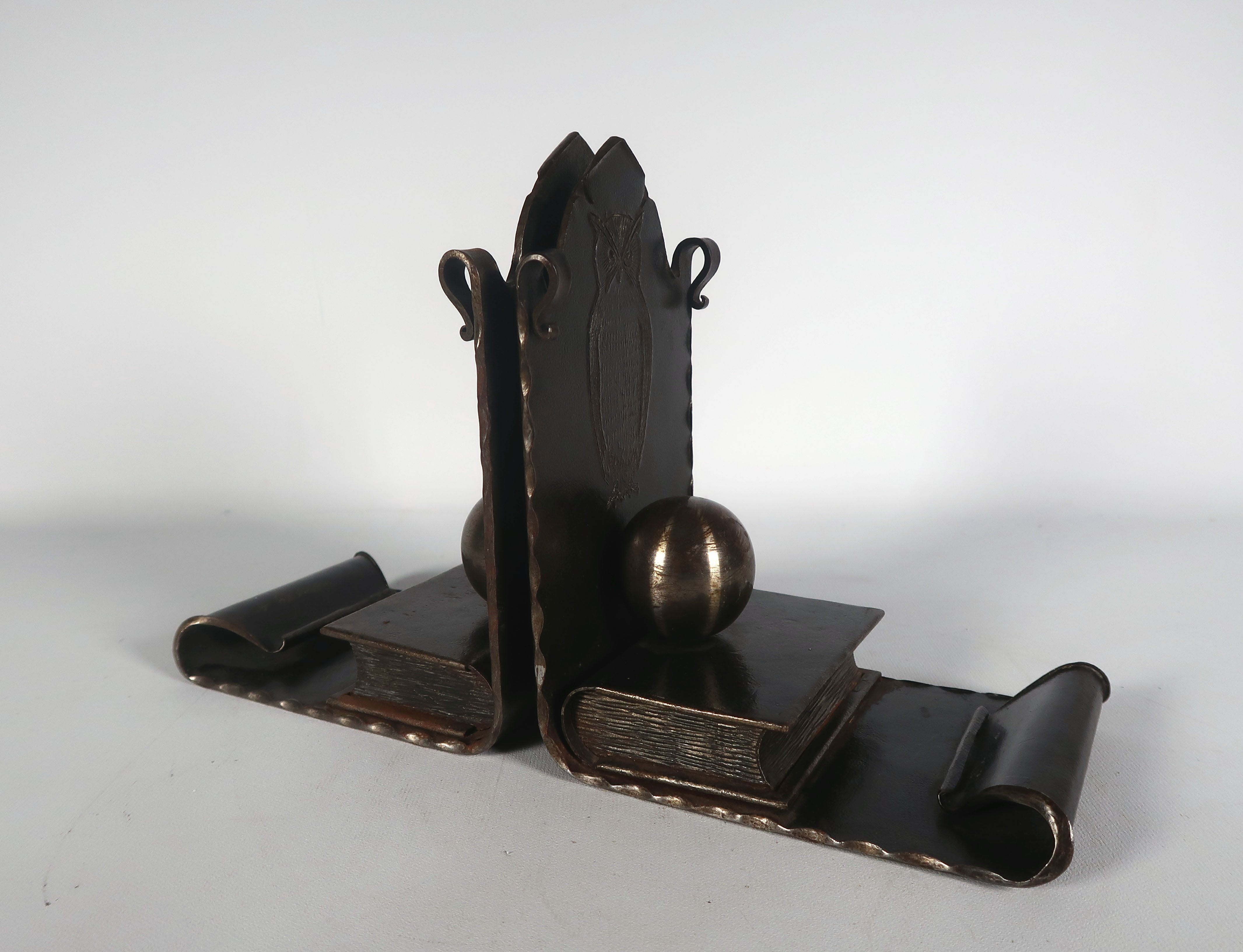 Nieuwe Kunst - Metaal, handgesmede boekensteunen met mooie decoratie van uilen verkocht voor € 1!