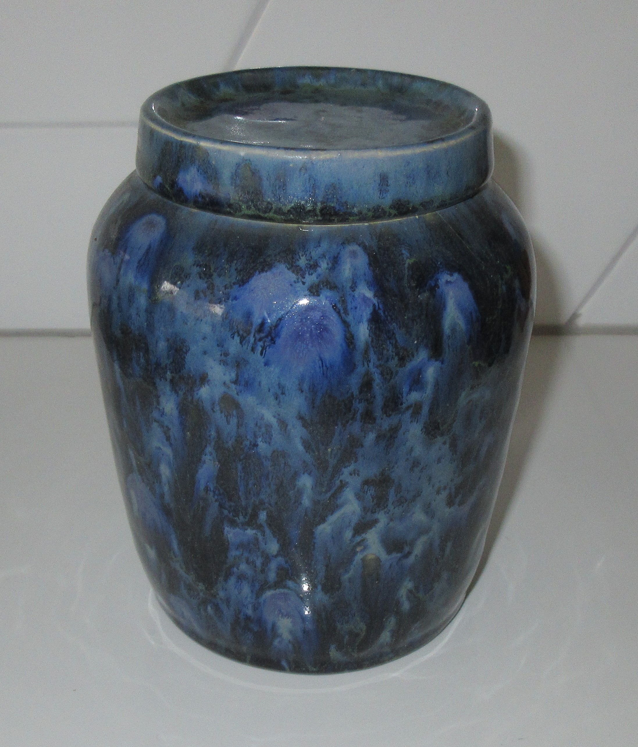 Niet of onleesbaar gesigneerd - Studio keramische dekselpot met blauw stroom en kristalline glazuur kopen? Bied vanaf 1!