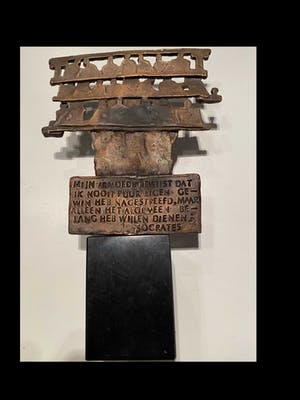 Eric Claus - Socrates filosoof met gifbeker kopen? Bied vanaf 200!