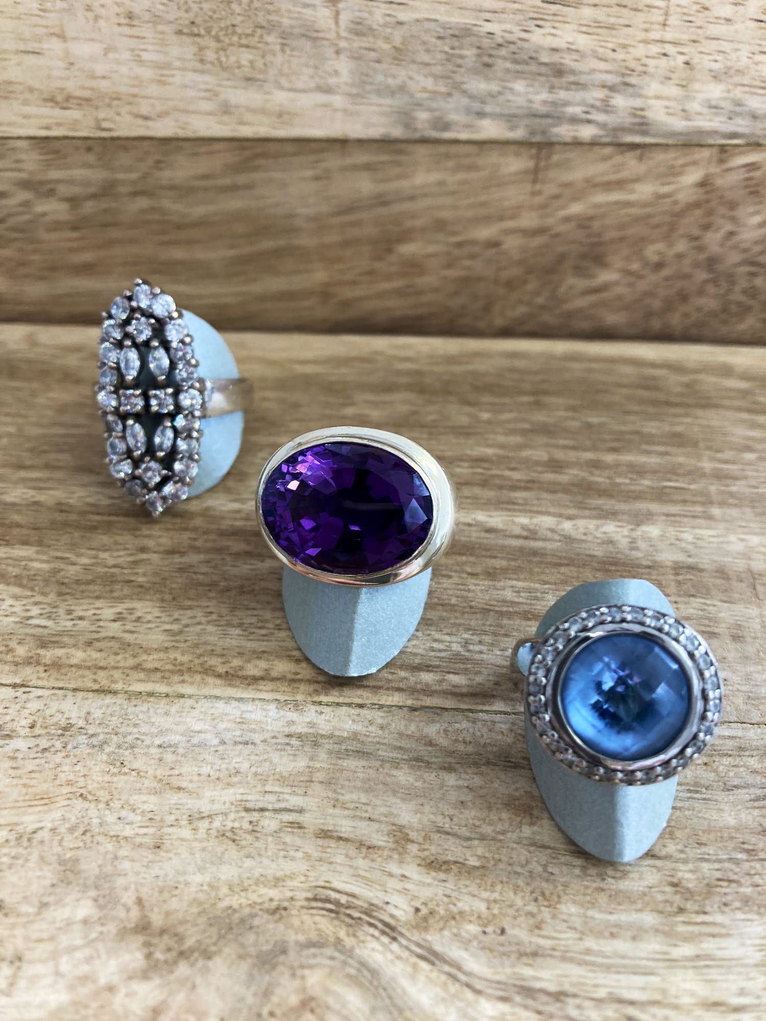 Een Lotje van drie zilveren ringen met kleursteen en zirkonia kopen? Bied vanaf 1!