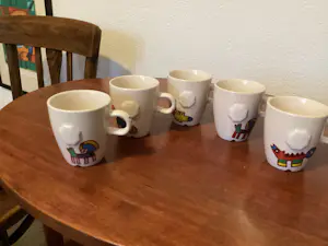 N.V. Porselein- en Tegelfabriek Mosa - Clemens Briels 5 x kleine mokken en 2 x grote mokken v Nikolai Carels kopen? Bied vanaf 20!