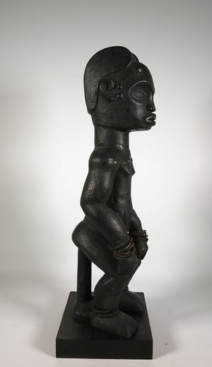 Fang - Hout en ijzer, Zittend mannenfiguur kopen? Bied vanaf 1!