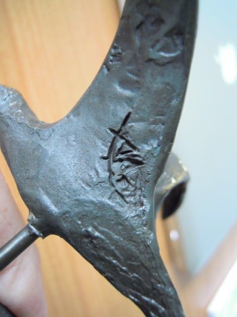 Bernadette Leijdekkers - Bronzen/verbronst beeldje van een vogel met klavertje vier in zijn bek kopen? Bied vanaf 35!