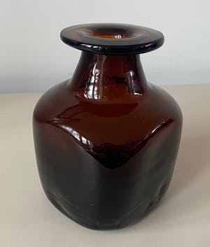 Niet of onleesbaar gesigneerd - Bruin glazen Flesvaasje ontwerp Erik Hoglund kopen? Bied vanaf 1!