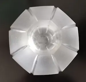 Andries Dirk Copier - Een mooi gesatineerde vaas van dik glas met acht geslepen ribben. kopen? Bied vanaf 65!