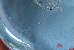 Niet of onleesbaar gesigneerd - Studio blauw glazen vaas met o.a. rode glaspoeders - hand gesigneerd kopen? Bied vanaf 1!