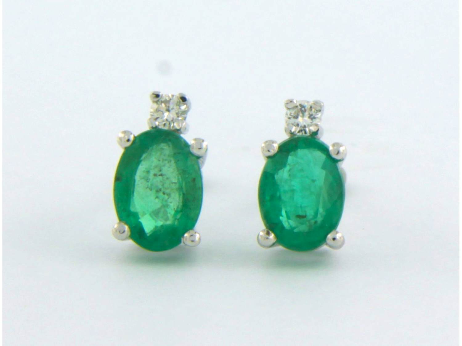 18k gouden oorbellen met smaragd en diamant 0.08 ct kopen? Bied vanaf 500!
