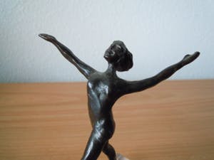 Corry Ammerlaan - Bronzen vrouwelijk naakt op plexiglas voetje. kopen? Bied vanaf 35!