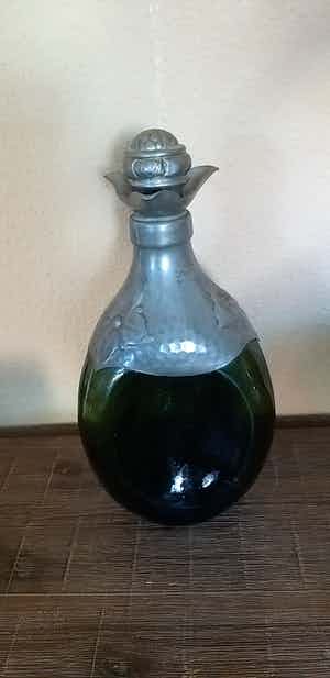 Niet of onleesbaar gesigneerd - Schenkkan van glas en tin verkocht voor € 1!