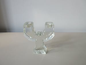 Niet of onleesbaar gesigneerd - Scandinavische ijsblok glazen twee arms kandelaar kopen? Bied vanaf 1!