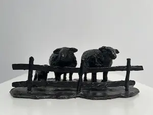 Adri de Waard - Bronzen sculptuur | 'Schaapjes achter een hek' kopen? Bied vanaf 1!