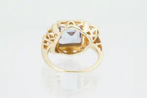 35 - Charmante jaren 60 ring met licht-blauwe Spinel in opengewerkte zetting kopen? Bied vanaf 45!