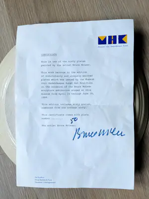 Bruce McLean - Geel Bord met Hand (uniek werk) kopen? Bied vanaf 495!