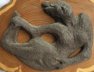 Klaas Pijlman - Liggend naakt – Chamotte / Aardewerk op hout – ca 1979 kopen? Bied vanaf 50!