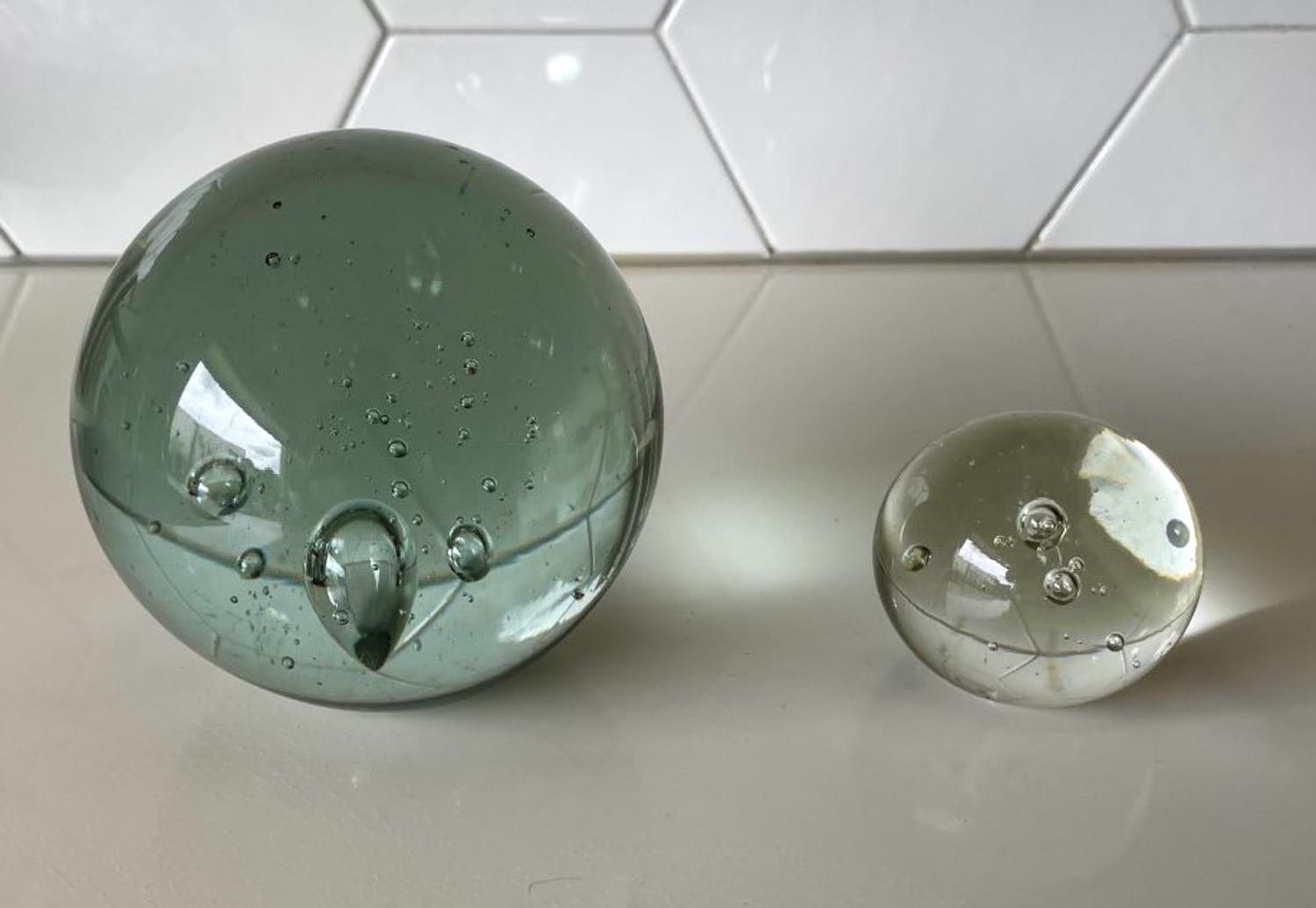 Niet of onleesbaar gesigneerd - Twee glazen Presse Papiers Uncontrolled Airbubbles kopen? Bied vanaf 1!