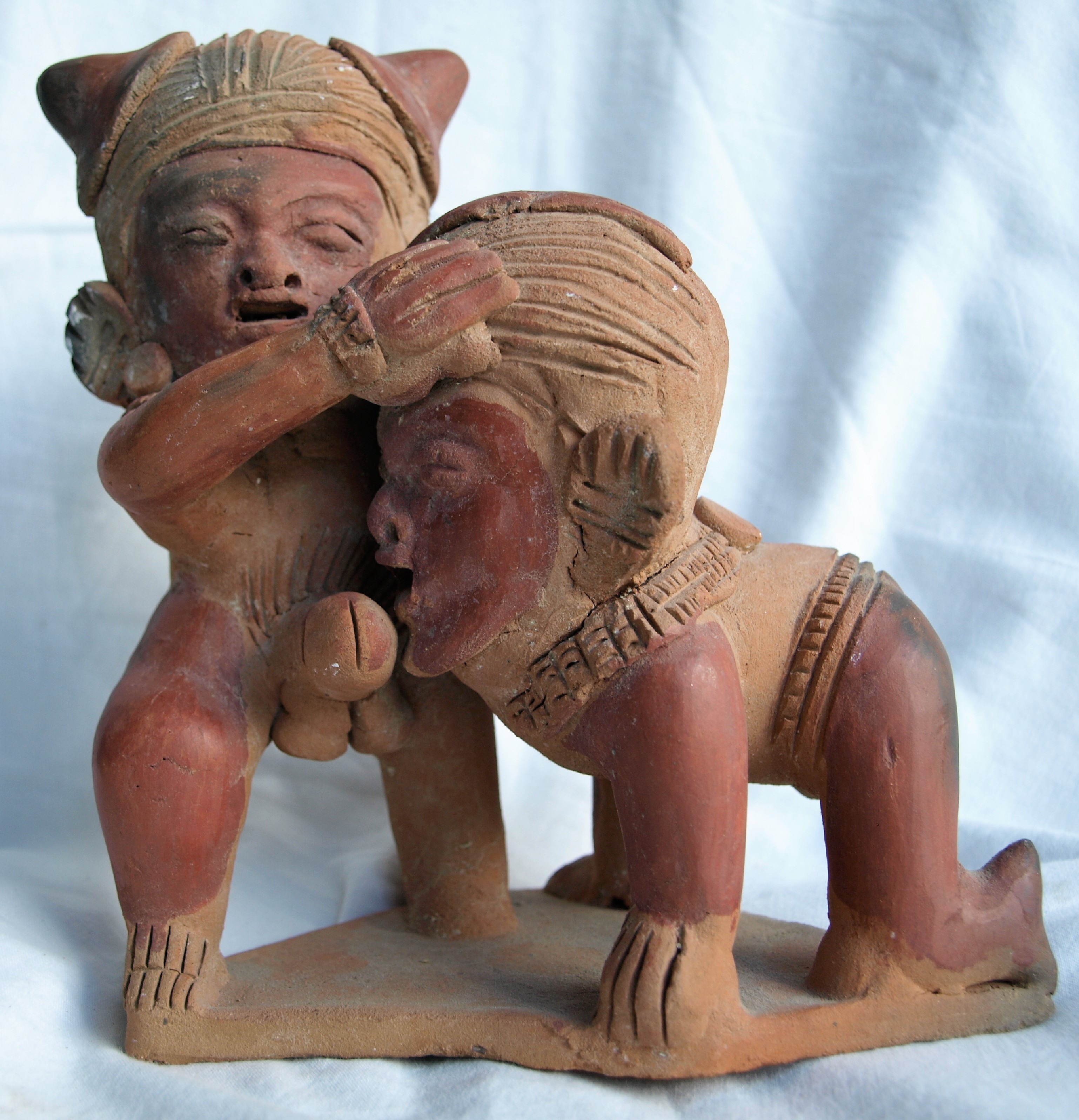 Niet of onleesbaar gesigneerd - Keramiek , Erotische voorstelling  verkocht voor € 1!