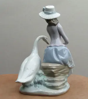 Lladro - Junges Mädchen mit Früchtekorb und einer neugierigen Ente kopen? Bied vanaf 109!
