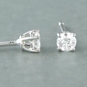 18k wit gouden solitair oorknoppen met briljant geslepen diamant tot. 0,26ct kopen? Bied vanaf 340!