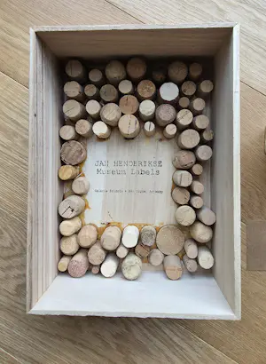 Buy Jan Henderikse - Museum Labels - 8 Unieke gesigneerde werken - 2018 - 21 x 15 cm per stuk? Bid from 450!