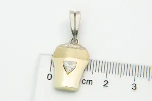 101 - Origineel 14 karaat bi colour Biertje hanger met ca 0.30 crt diamant kopen? Bied vanaf 180!